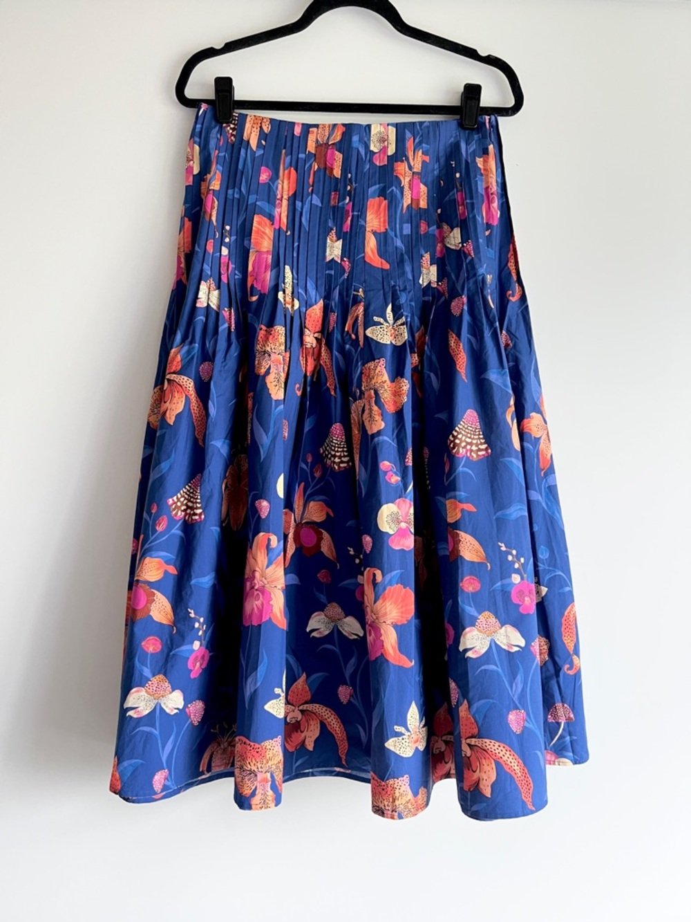 FARM Rio Blue Floral Pintuck Midi Skirt Size Medium NWT - Picture 10 of 16